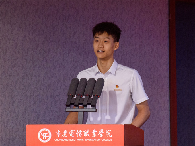 ILNr_1751566219260095088.jpg 毕业生代表发言.jpg