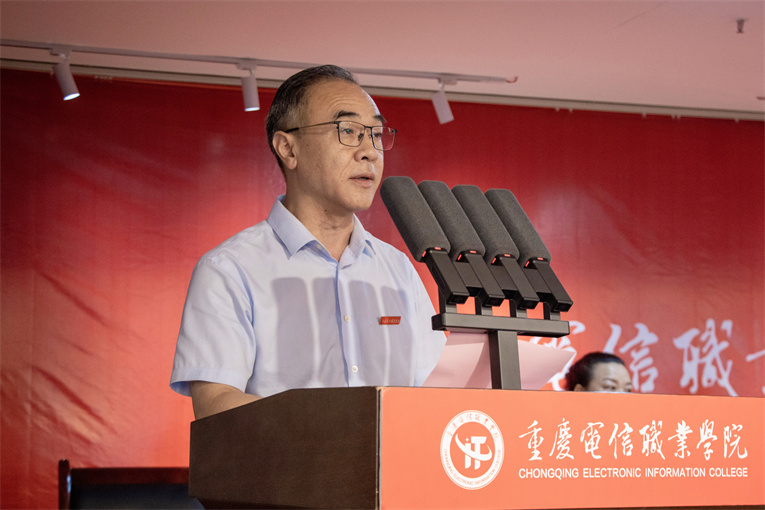 QkvB_1751565936856034347.jpg 宣读文件.jpg