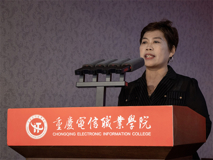 weNz_1751566236480089937.jpg 家长代表发言.jpg